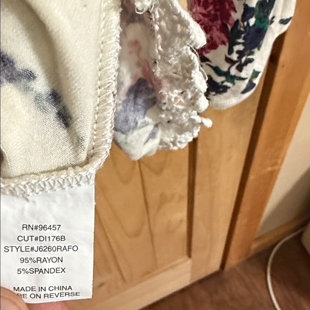 LUQ Floral Print Women's Top - Picture 4 of 5